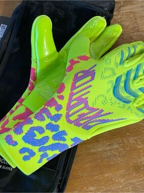 adidas Predator GL Pro Padded Goalkeeper Gloves Size 7 Green/Pink/Blue JN0242